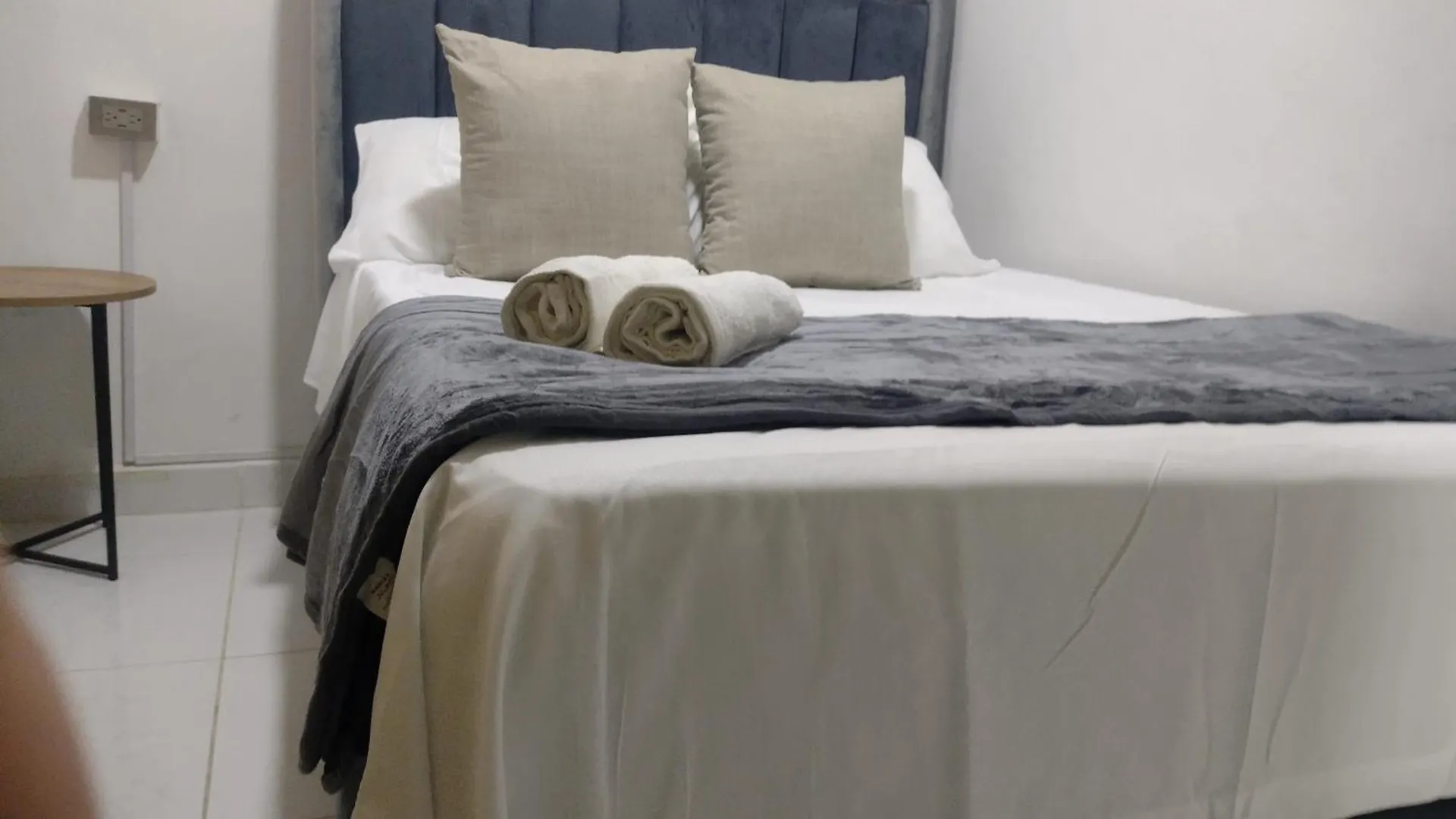 Apartamento En Laureles Medellin Cerca Al Metro Y Al Estadio Atanasio Girardot 6 Pax 302-233-5281 0*,  Colombia